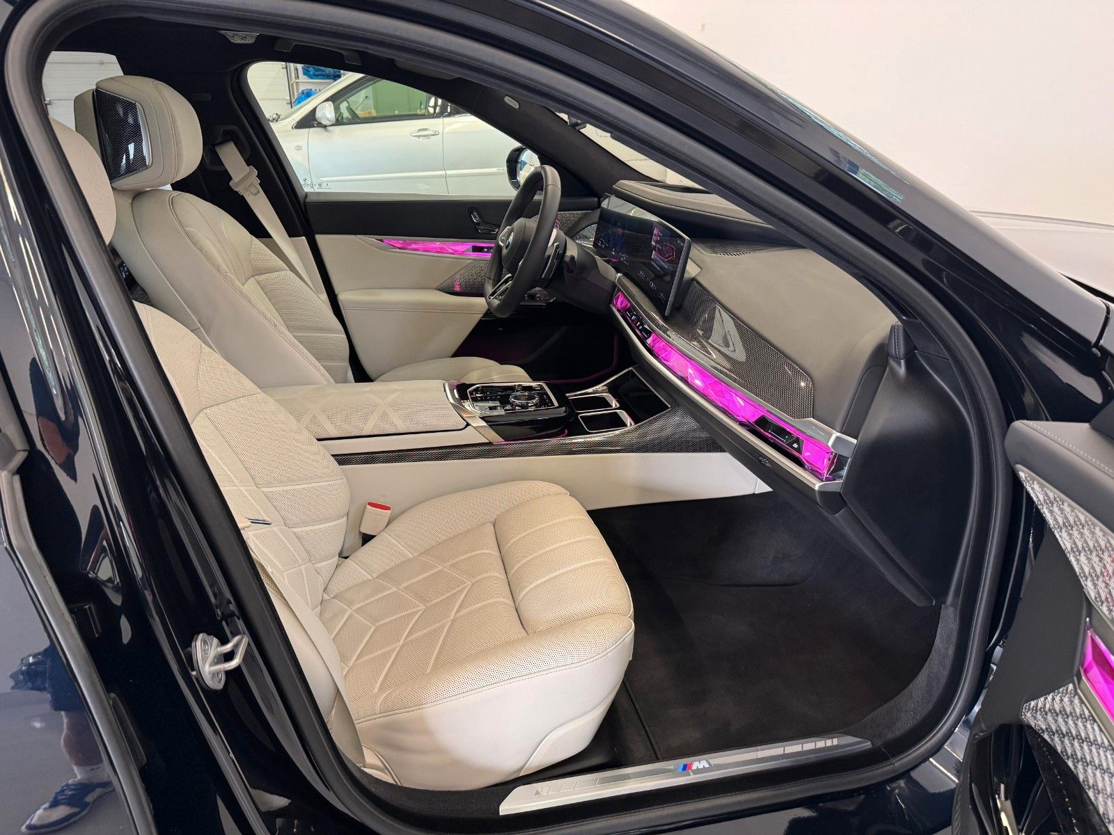 Fahrzeugabbildung BMW 740d xDrive MSport ACC,HUD,SKLY,B&W,AHK,LUFT,TV