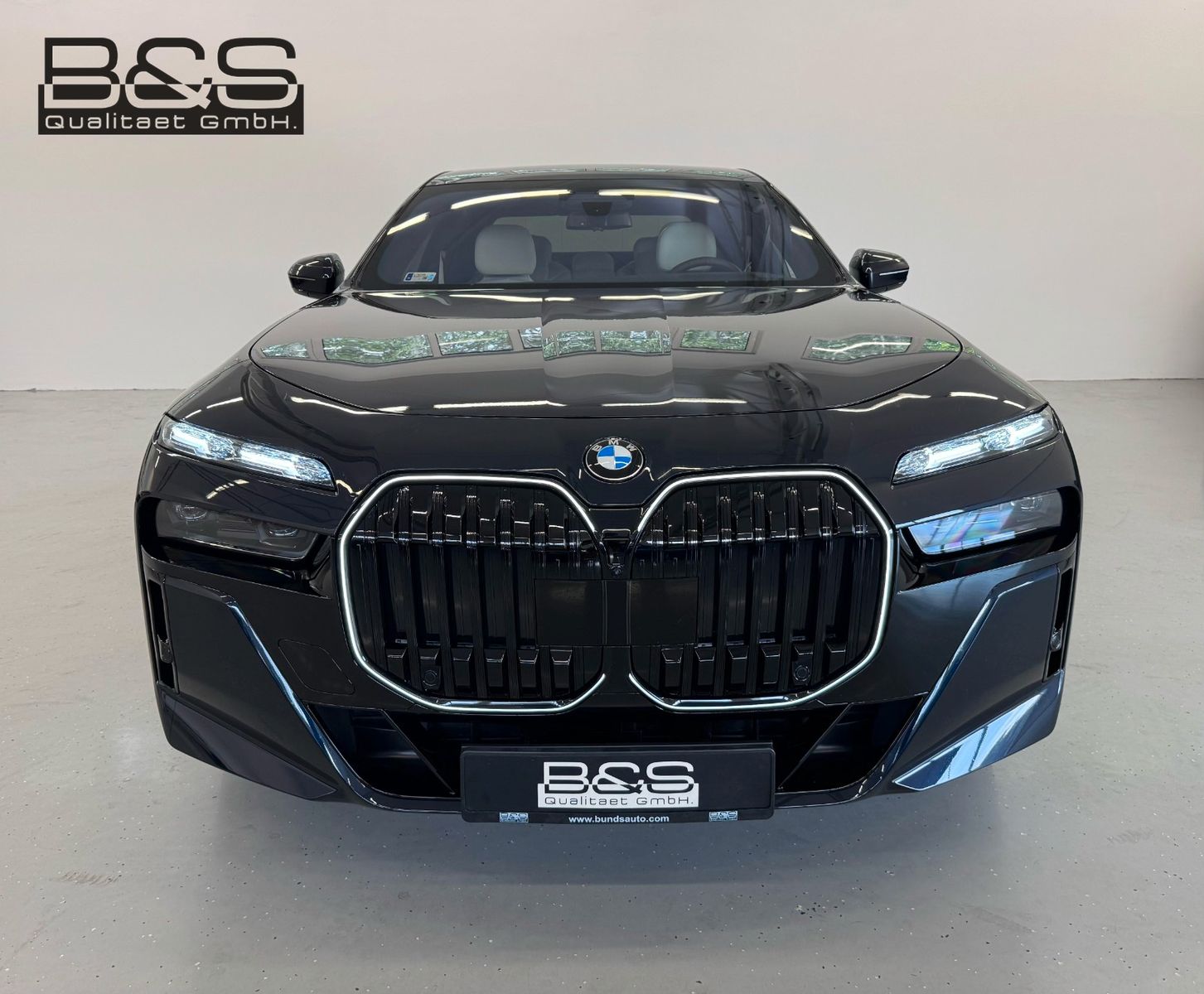 Fahrzeugabbildung BMW 740d xDrive MSport ACC,HUD,SKLY,B&W,AHK,LUFT,TV