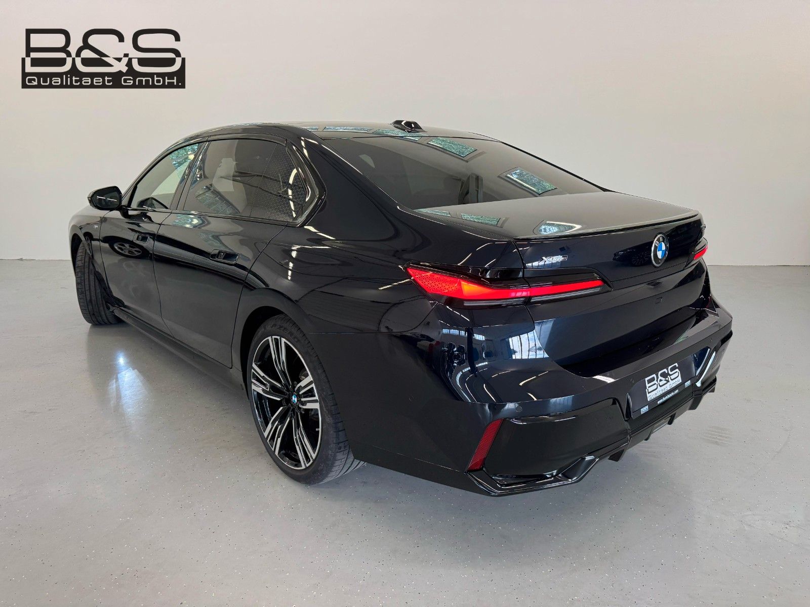 Fahrzeugabbildung BMW 740d xDrive MSport ACC,HUD,SKLY,B&W,AHK,LUFT,TV