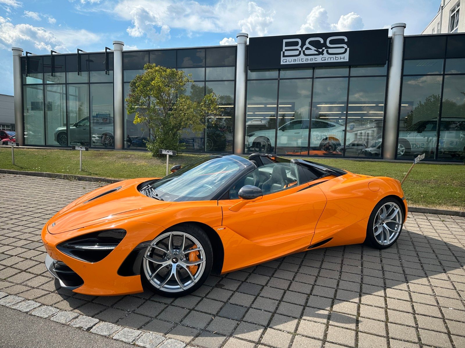 Fahrzeugabbildung McLaren 720S SPIDER PERFOR. PLUS.KERAMIK,CARBON,LIFT,B&W