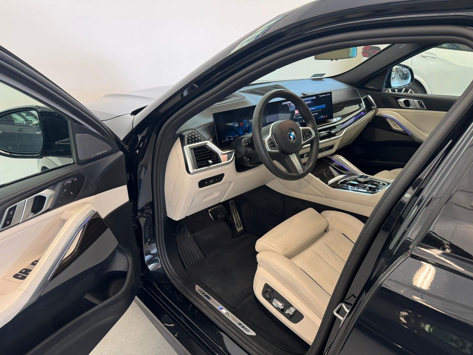 Fahrzeugabbildung BMW X6 30d xDrive MSport ACC,HUD,PANO,HARMAN,LUFT...