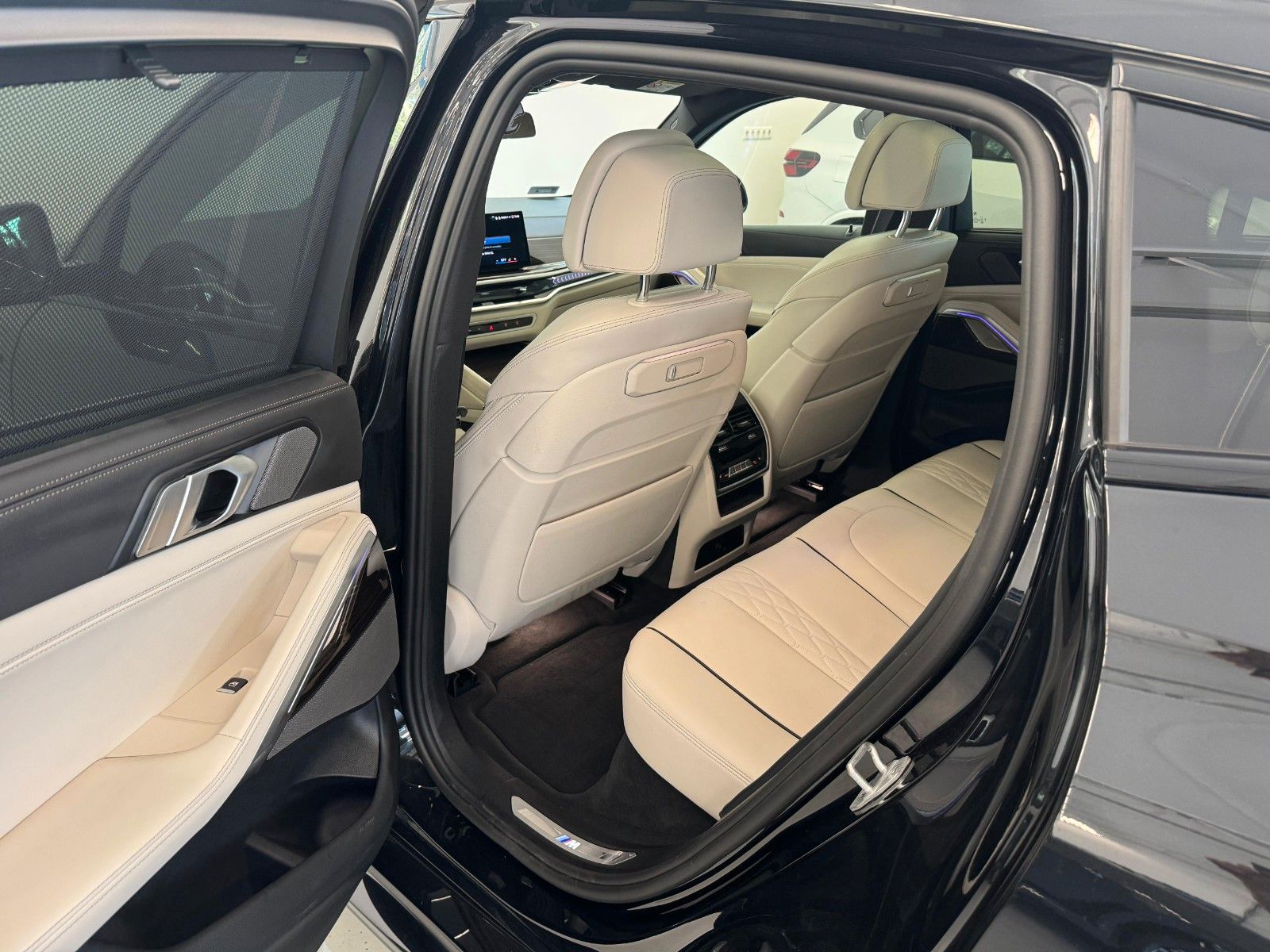 Fahrzeugabbildung BMW X6 30d xDrive MSport ACC,HUD,PANO,HARMAN,LUFT...