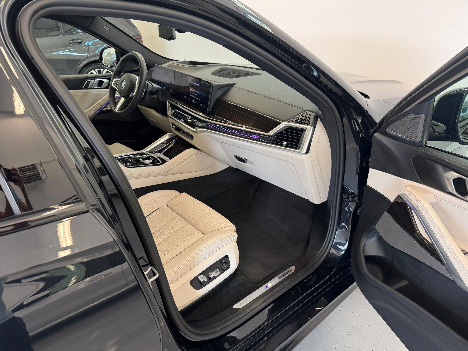 Fahrzeugabbildung BMW X6 30d xDrive MSport ACC,HUD,PANO,HARMAN,LUFT...