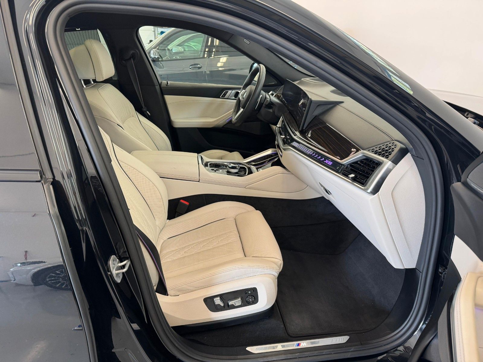 Fahrzeugabbildung BMW X6 30d xDrive MSport ACC,HUD,PANO,HARMAN,LUFT...