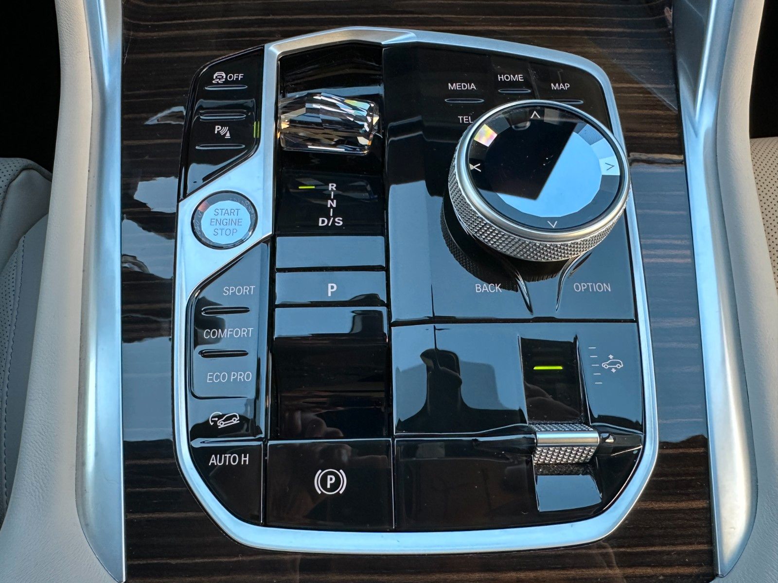 Fahrzeugabbildung BMW X6 30d xDrive MSport ACC,HUD,PANO,HARMAN,LUFT...