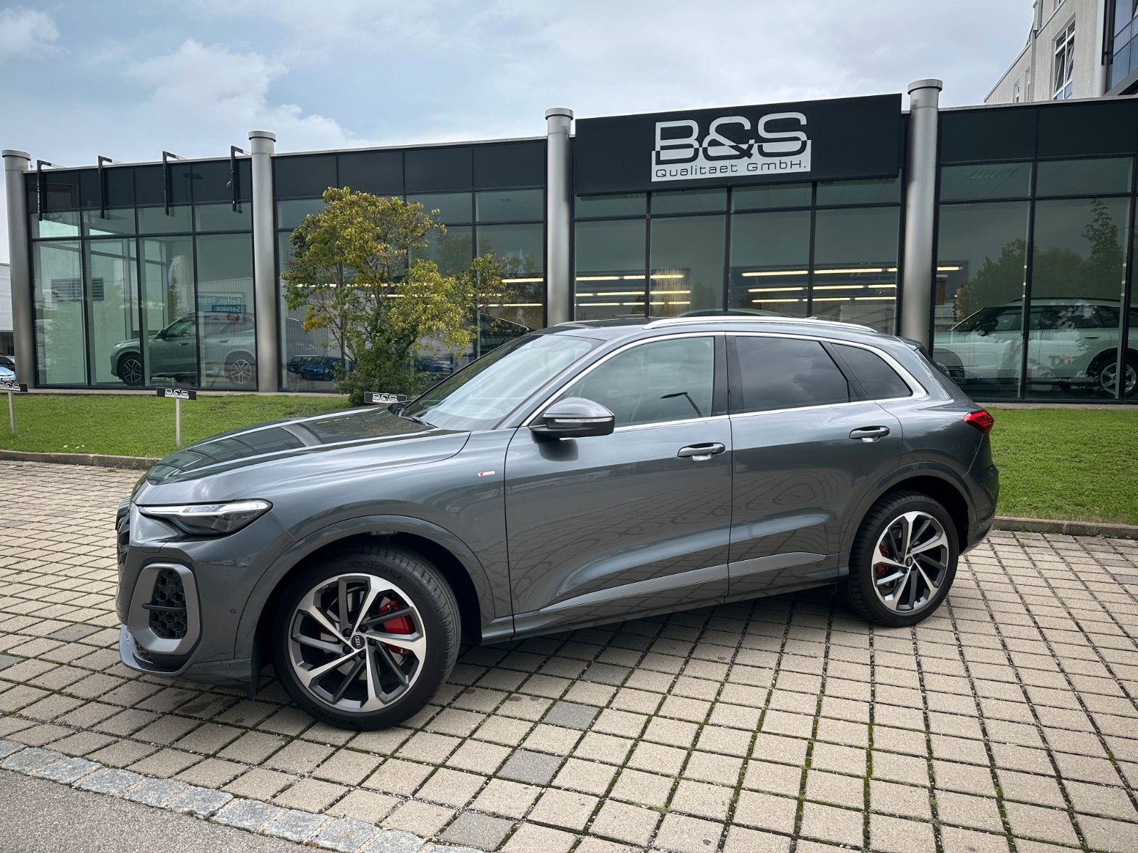 Fahrzeugabbildung Audi Q5 2.0 TDI quattro S Line ACC,MATRIX,360,20"