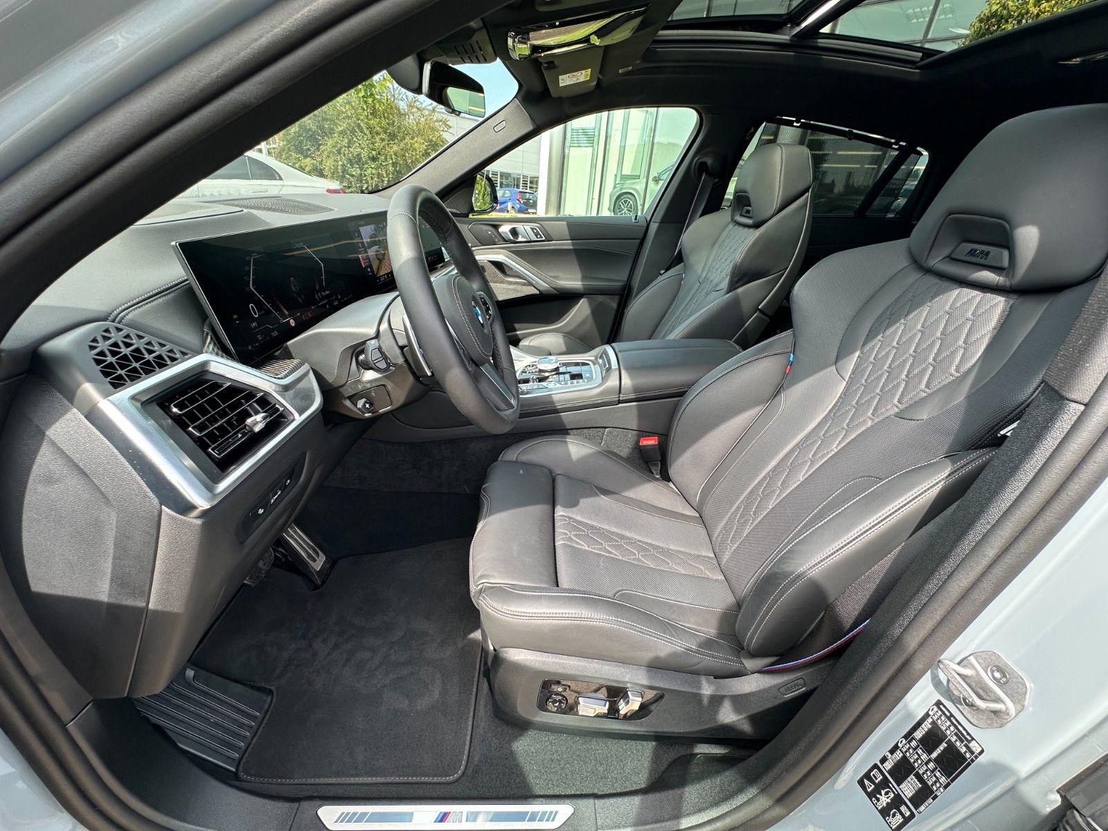 Fahrzeugabbildung BMW X6 30d xDrive MSport ACC,HUD,PANO,HARMAN,SOFTCL