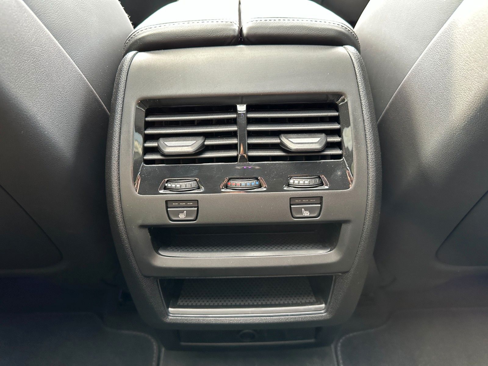 Fahrzeugabbildung BMW X6 30d xDrive MSport ACC,HUD,PANO,HARMAN,SOFTCL