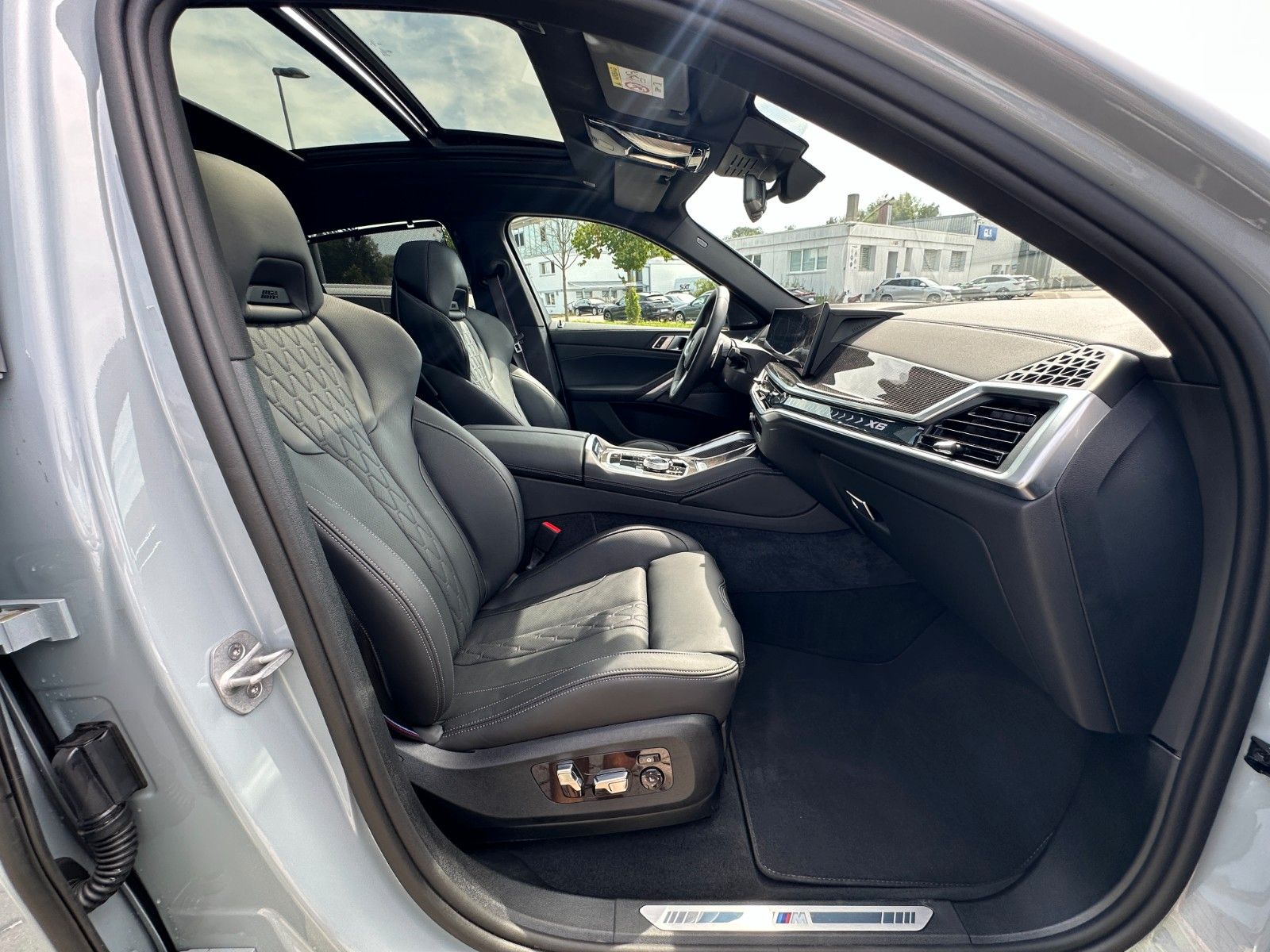 Fahrzeugabbildung BMW X6 30d xDrive MSport ACC,HUD,PANO,HARMAN,SOFTCL