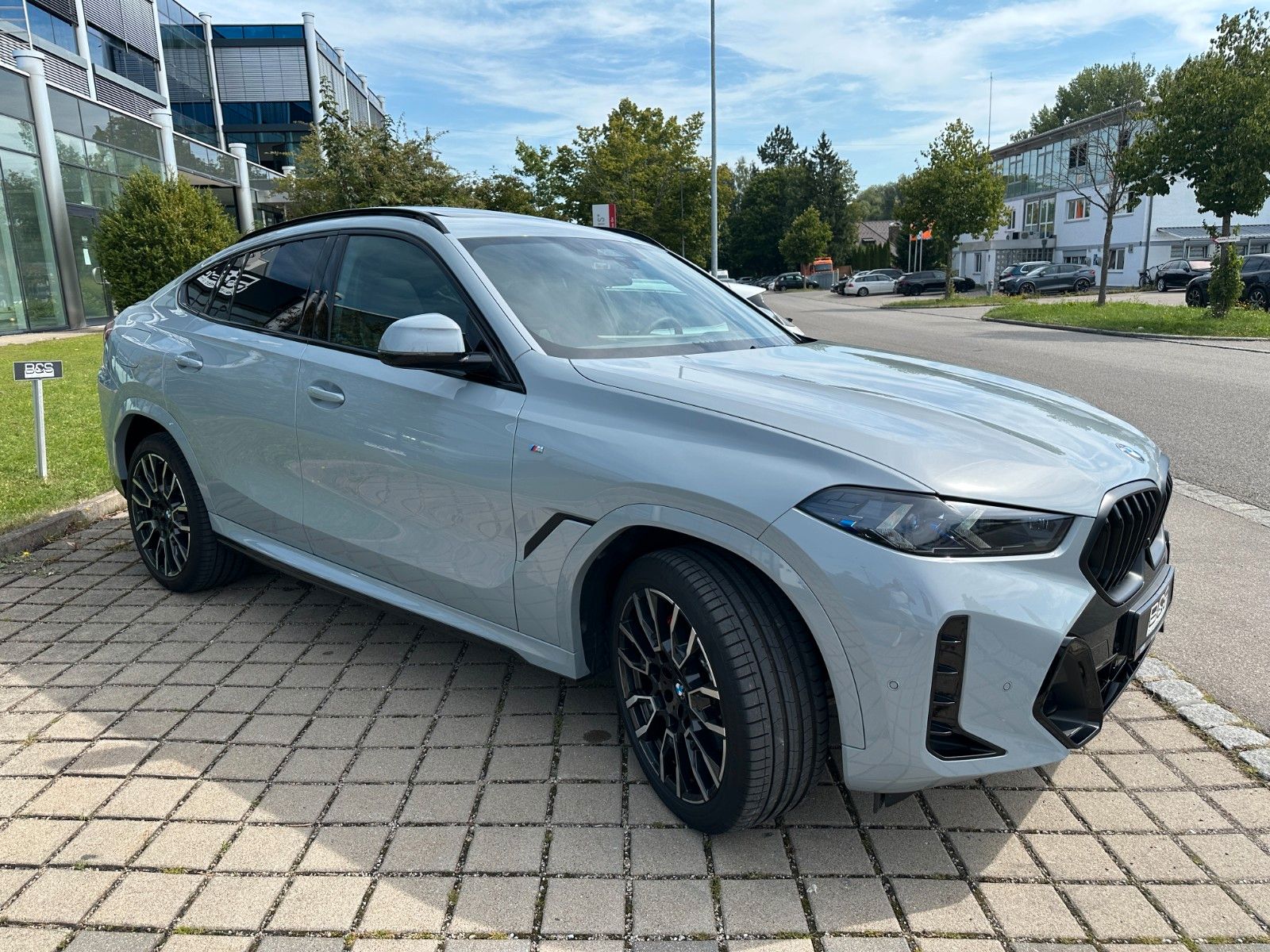 Fahrzeugabbildung BMW X6 30d xDrive MSport ACC,HUD,PANO,HARMAN,SOFTCL