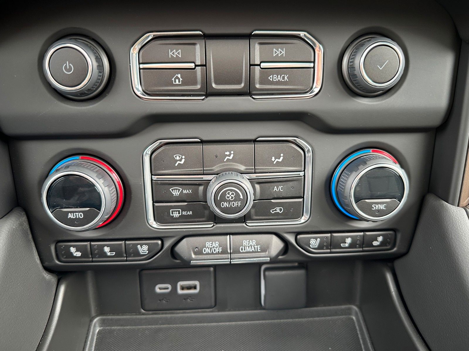 Fahrzeugabbildung Chevrolet Suburban High Country 6.2 ACC,HUD,BOSE,PANO,LUFT