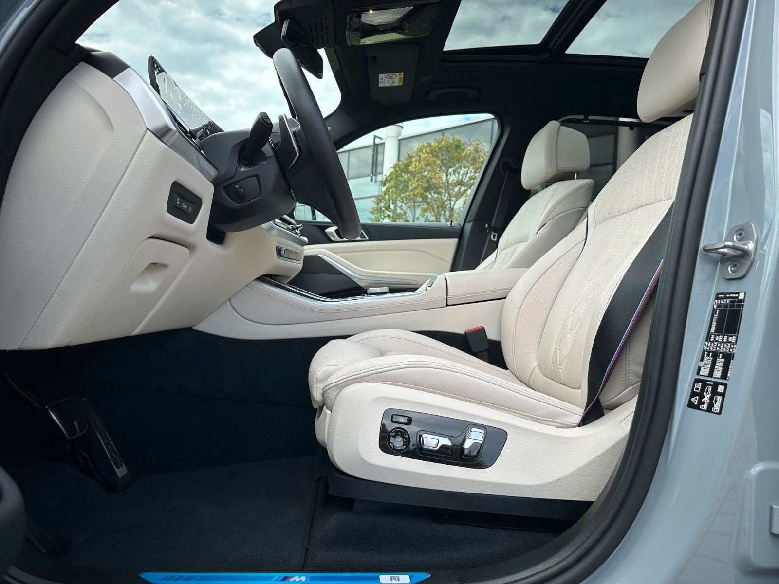 Fahrzeugabbildung BMW X5 30d xDrive MSport ACC,HUD,PANO,HARMAN,SOFTCL