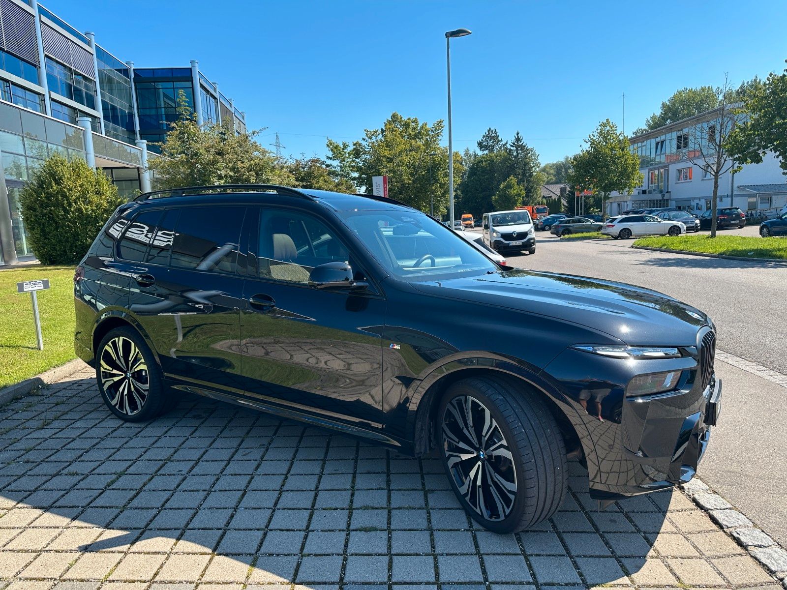 Fahrzeugabbildung BMW X7 xDrive 40d M Sport ACC,HUD,SKYl,SFTCL,INTLENK