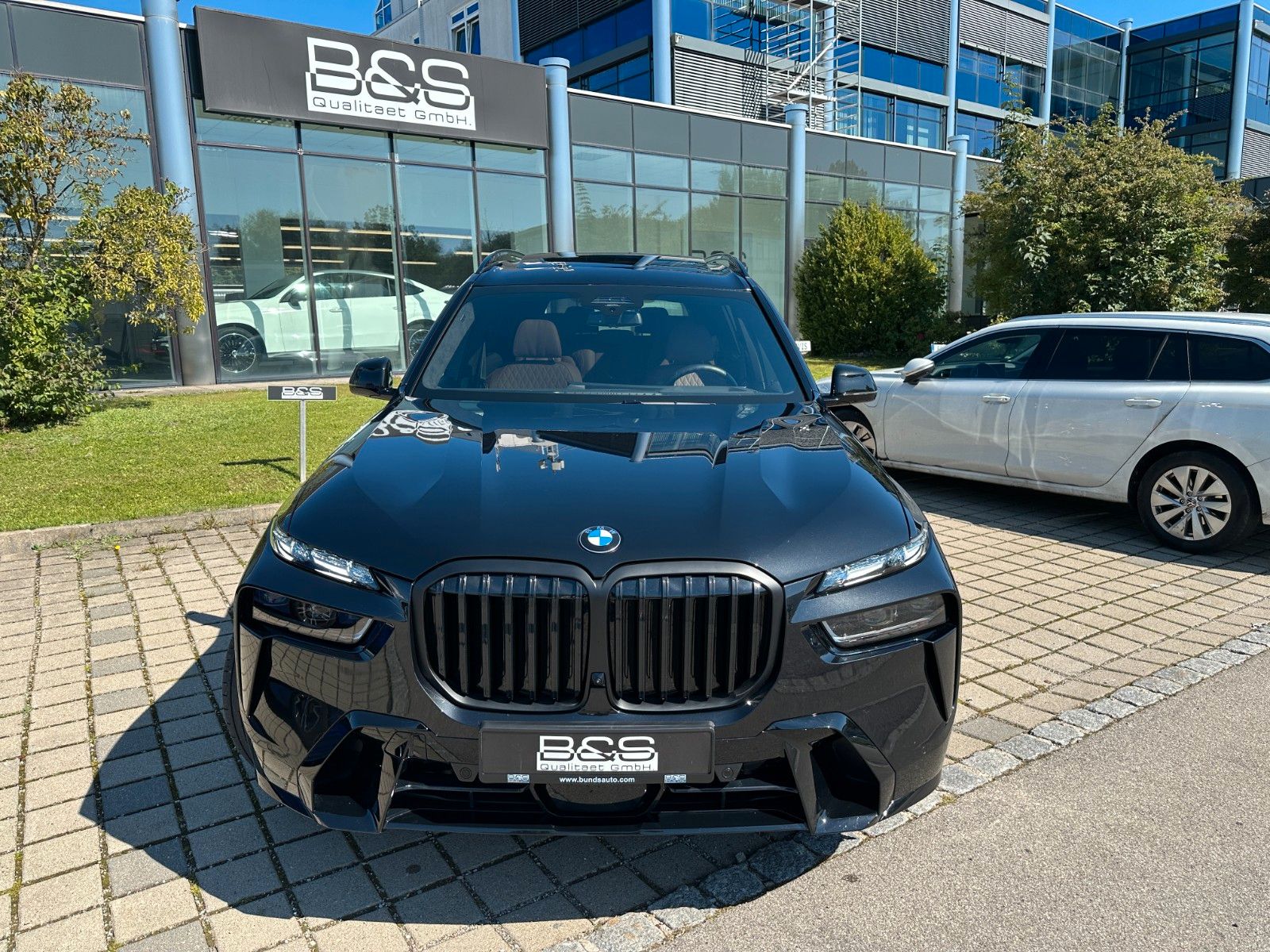 Fahrzeugabbildung BMW X7 xDrive 40d M Sport ACC,HUD,SKYl,SFTCL,INTLENK