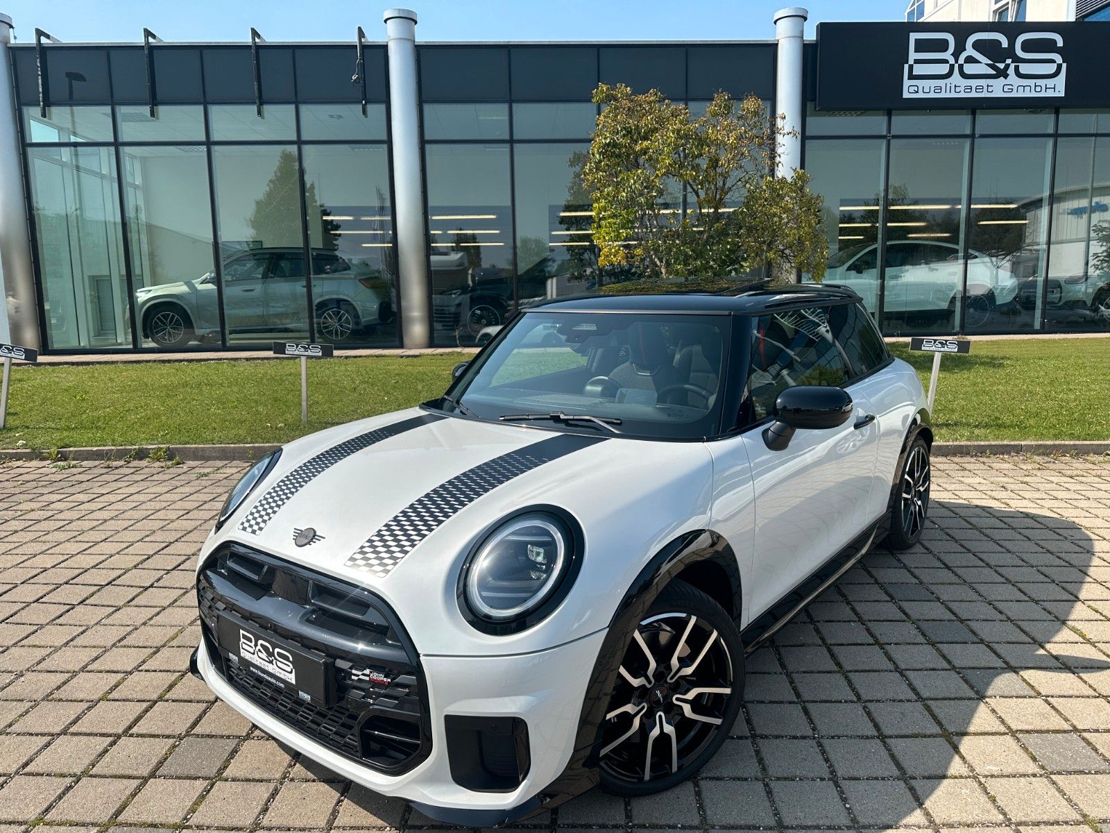 Fahrzeugabbildung MINI Cooper S John Cooper Works Trim XL Pack,Pano,ACC