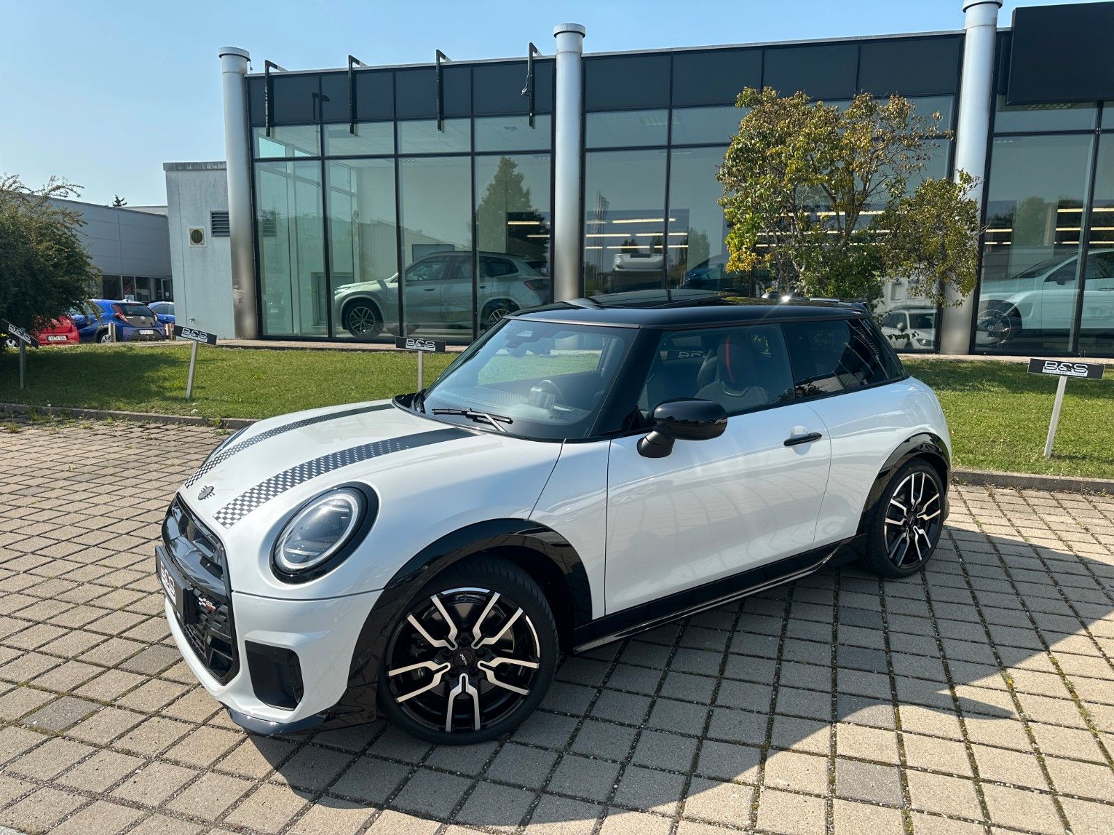 Fahrzeugabbildung MINI Cooper S John Cooper Works Trim XL Pack,Pano,ACC