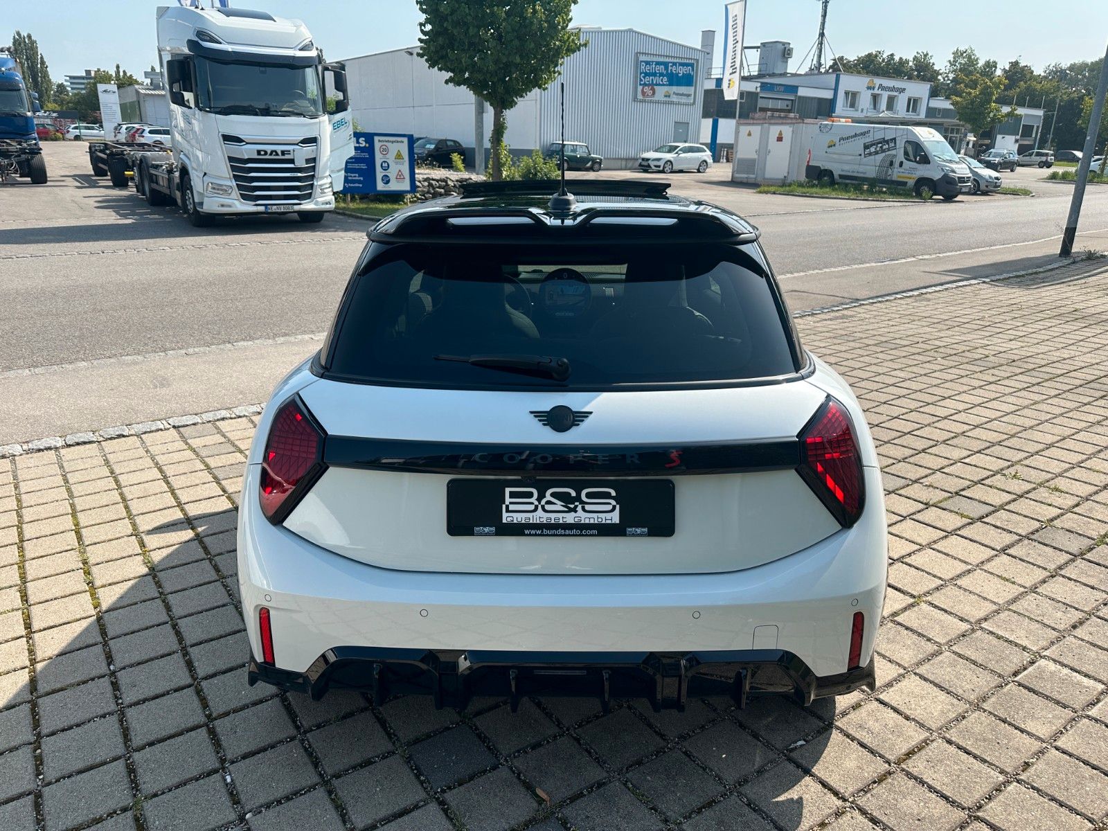 Fahrzeugabbildung MINI Cooper S John Cooper Works Trim XL Pack,Pano,ACC