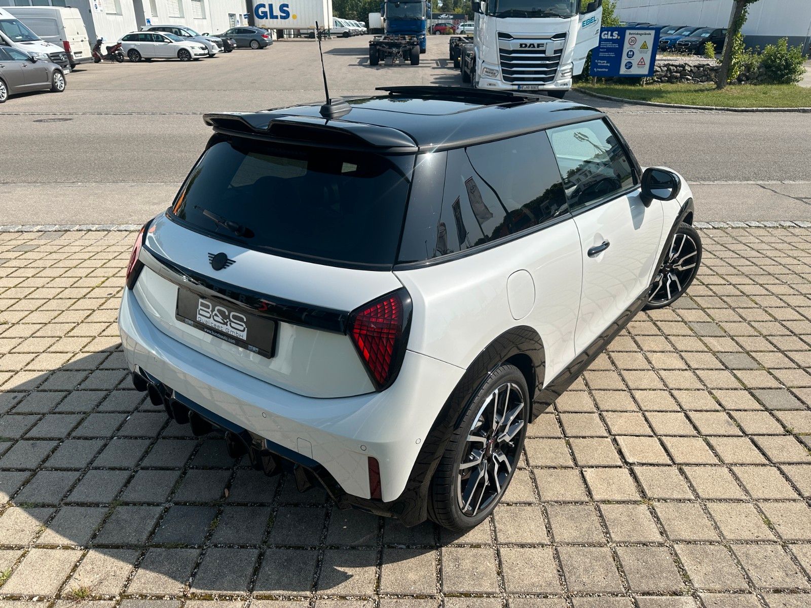 Fahrzeugabbildung MINI Cooper S John Cooper Works Trim XL Pack,Pano,ACC