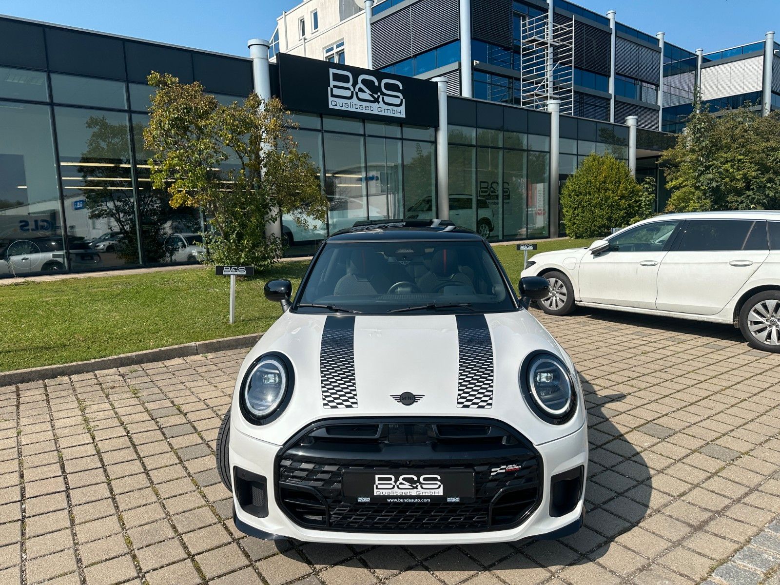 Fahrzeugabbildung MINI Cooper S John Cooper Works Trim XL Pack,Pano,ACC