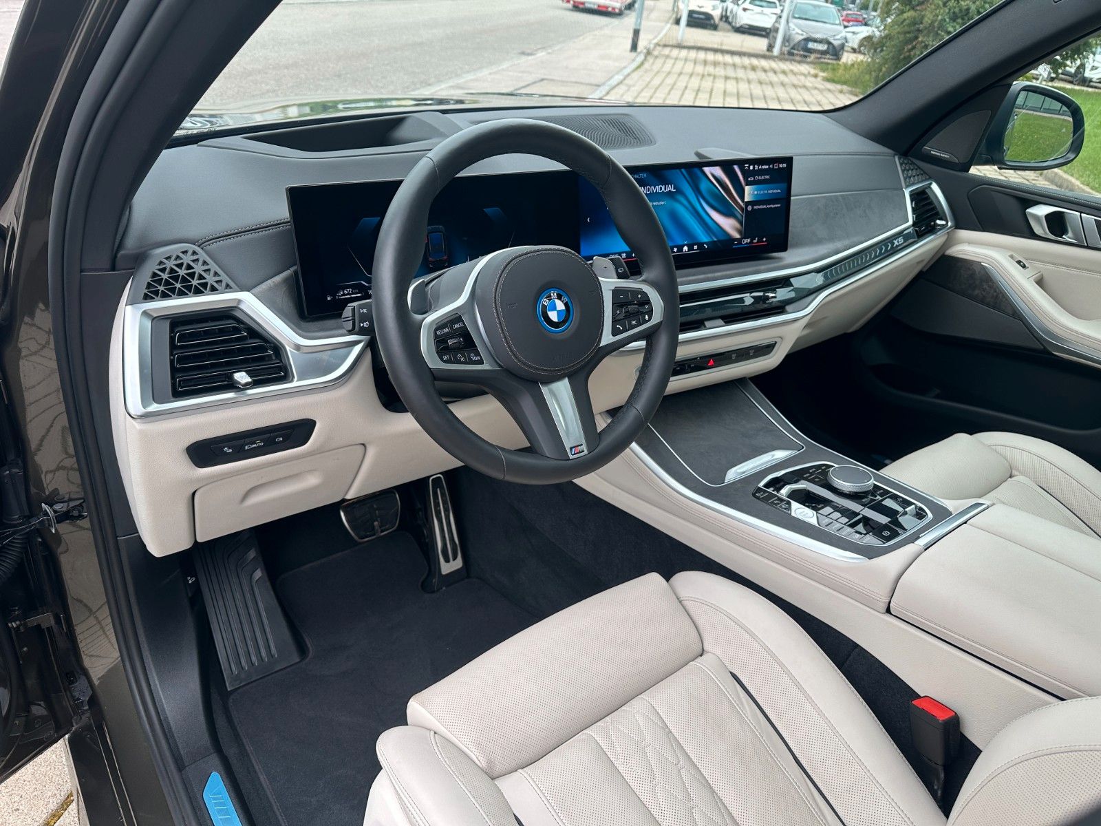 Fahrzeugabbildung BMW X5 50e xDrive MSport ACC,HUD,PANO,HARMAN,LUFT,..