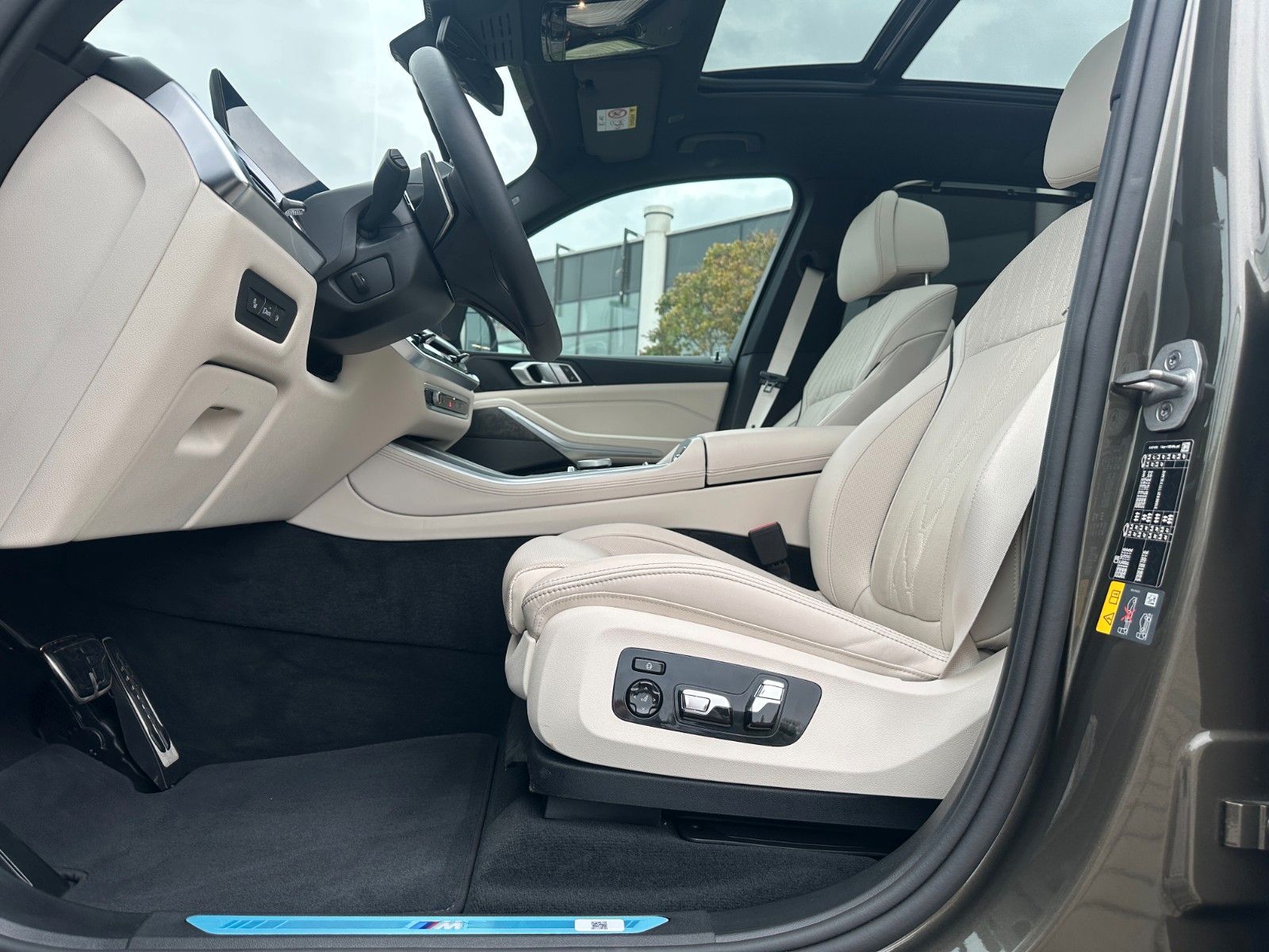 Fahrzeugabbildung BMW X5 50e xDrive MSport ACC,HUD,PANO,HARMAN,LUFT,..