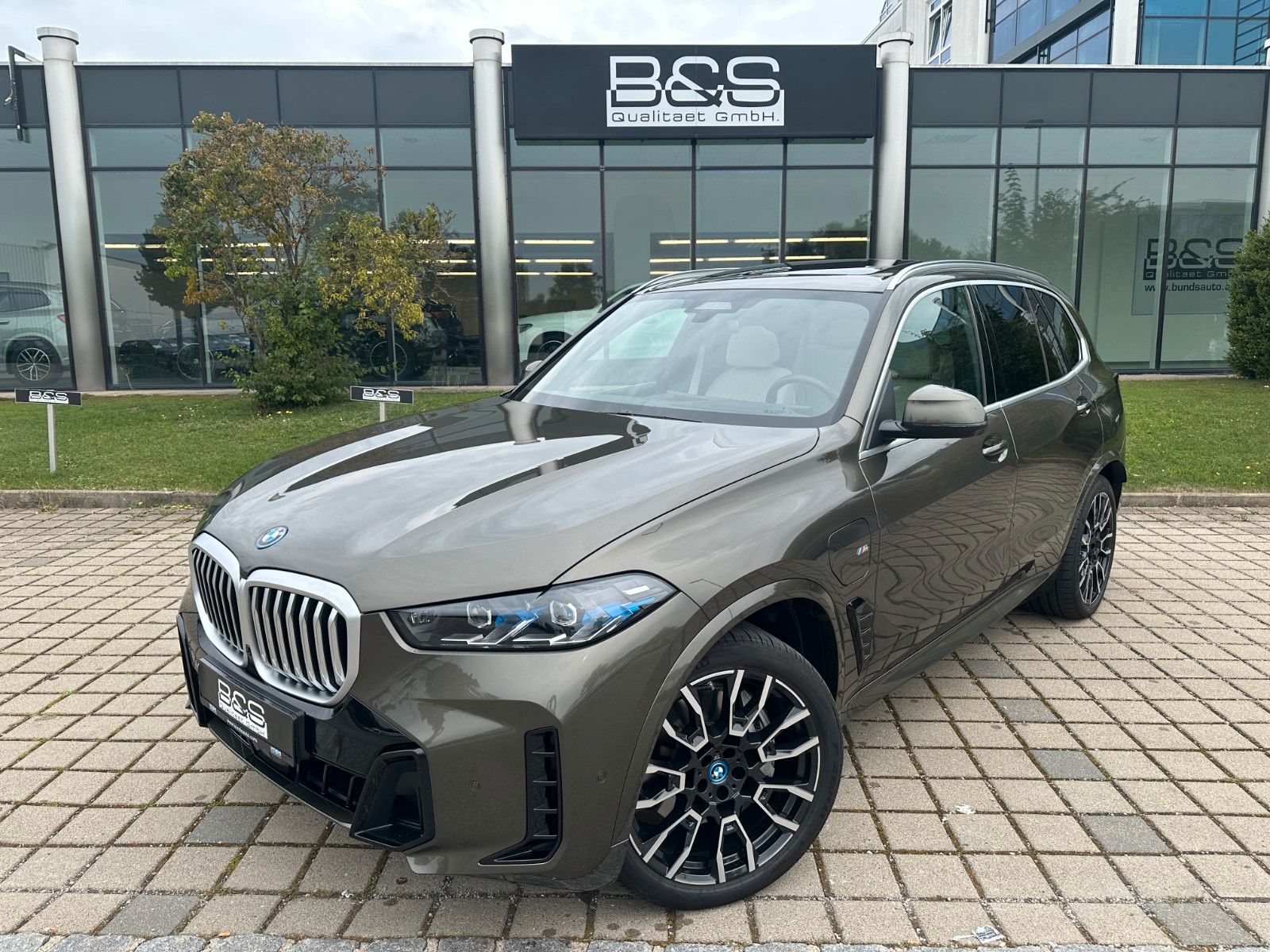 Fahrzeugabbildung BMW X5 50e xDrive MSport ACC,HUD,PANO,HARMAN,LUFT,..