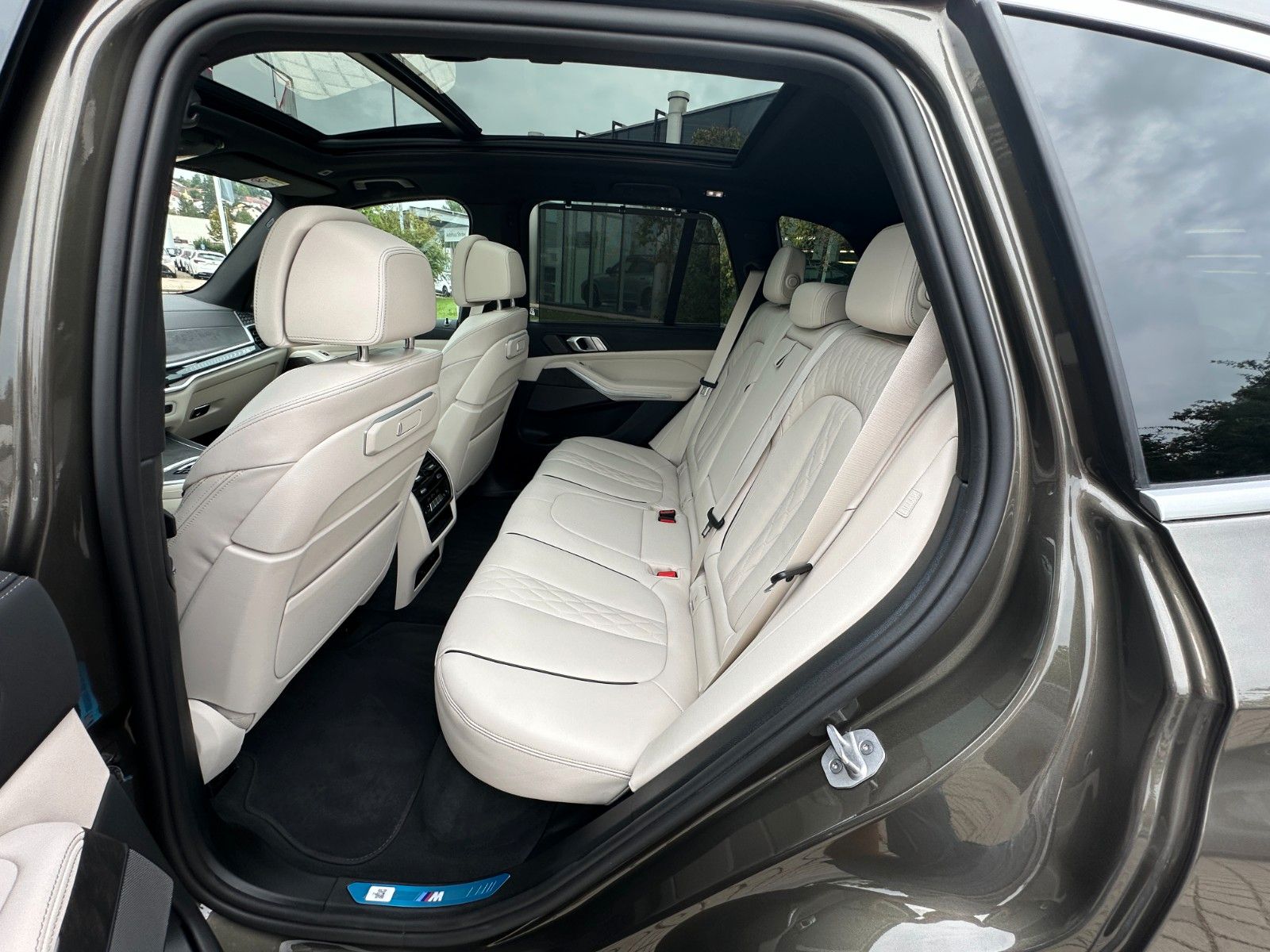 Fahrzeugabbildung BMW X5 50e xDrive MSport ACC,HUD,PANO,HARMAN,LUFT,..