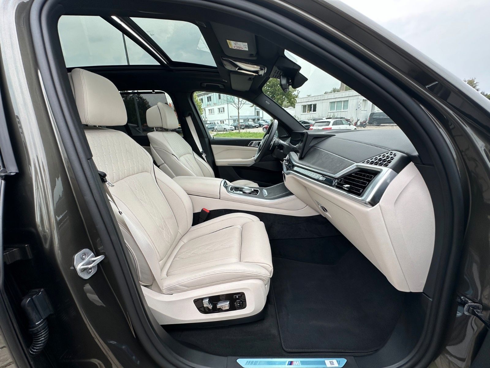 Fahrzeugabbildung BMW X5 50e xDrive MSport ACC,HUD,PANO,HARMAN,LUFT,..