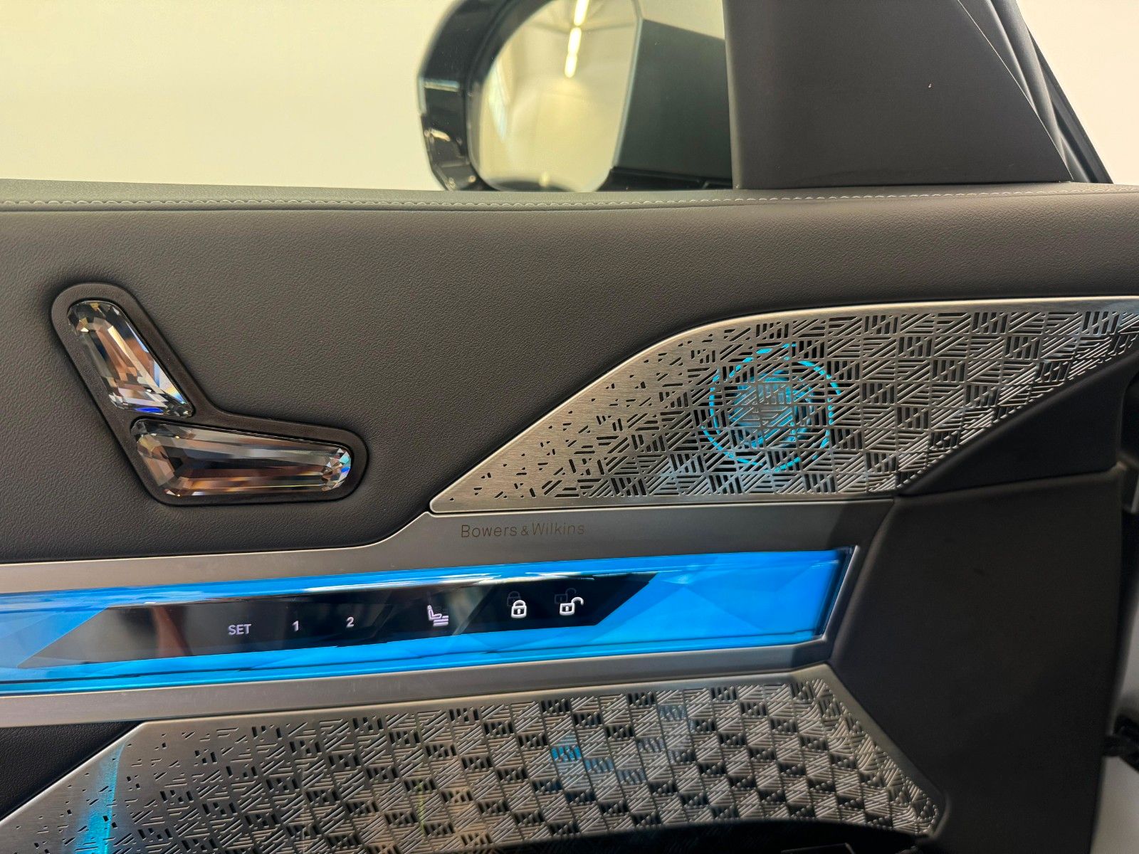 Fahrzeugabbildung BMW 740d xDrive M Sport ACC,HUD,SKYL,B&W,LUFT,AHK,TV