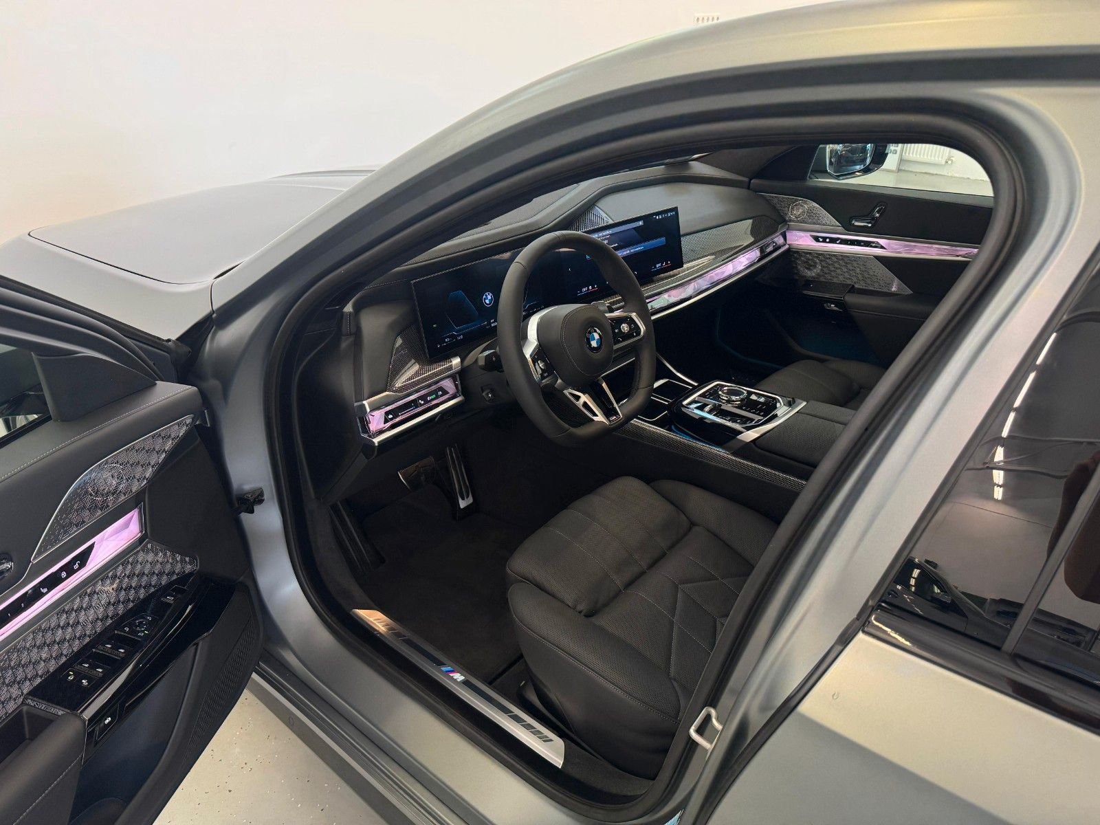 Fahrzeugabbildung BMW 740d xDrive M Sport ACC,HUD,SKYL,B&W,LUFT,AHK,TV