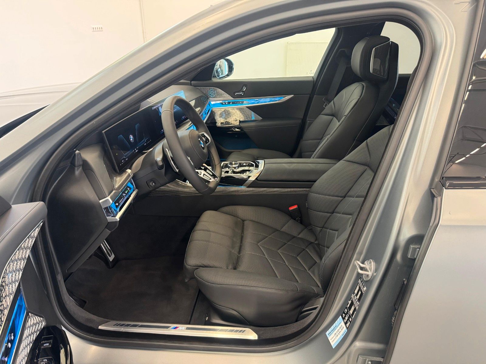 Fahrzeugabbildung BMW 740d xDrive M Sport ACC,HUD,SKYL,B&W,LUFT,AHK,TV