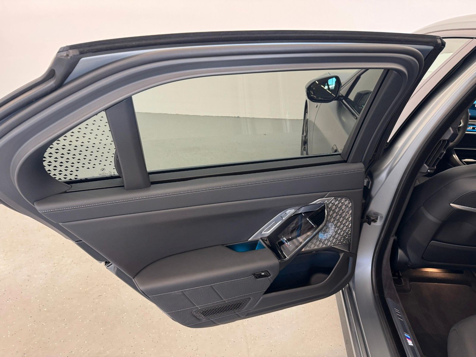 Fahrzeugabbildung BMW 740d xDrive M Sport ACC,HUD,SKYL,B&W,LUFT,AHK,TV