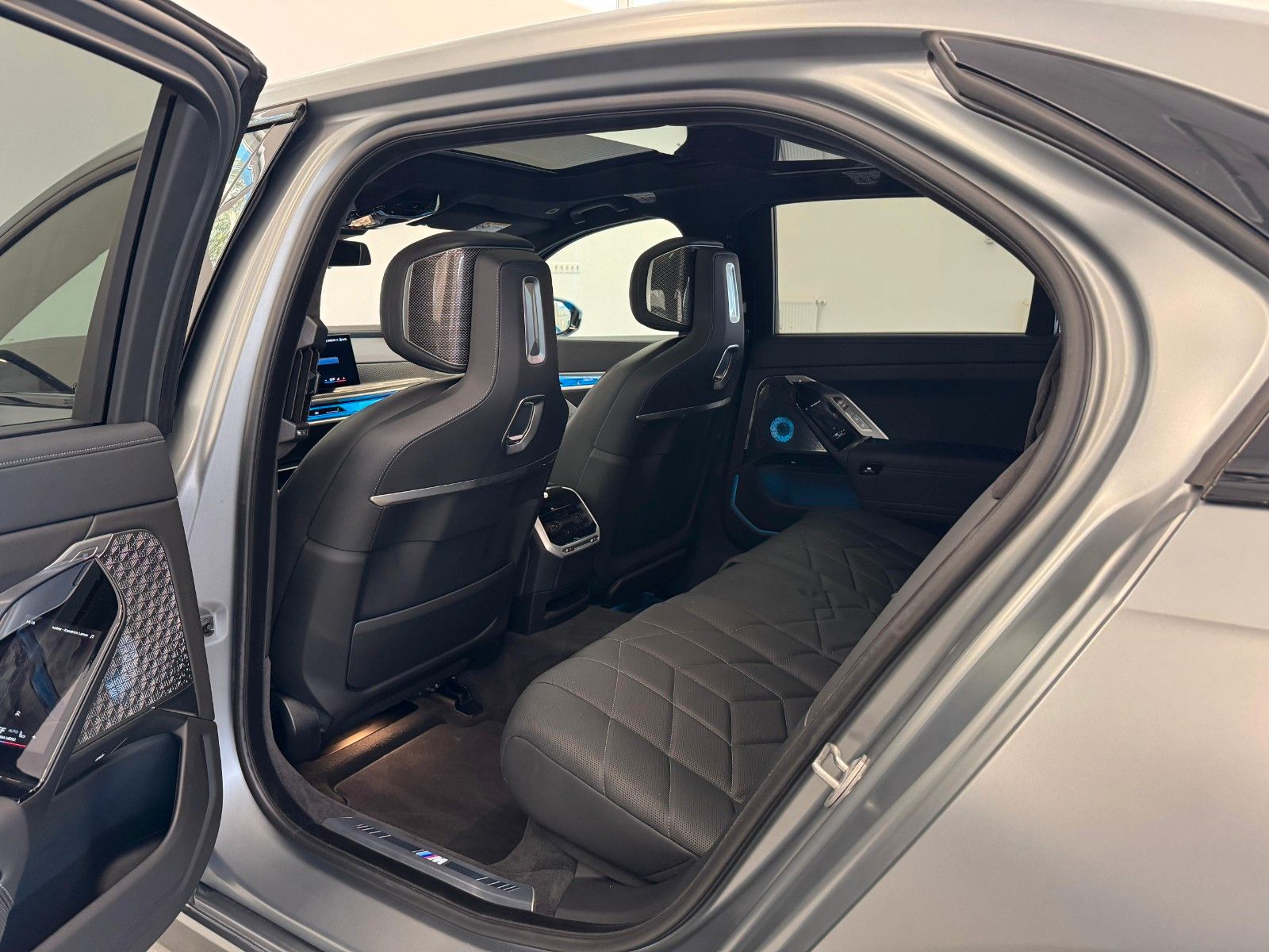 Fahrzeugabbildung BMW 740d xDrive M Sport ACC,HUD,SKYL,B&W,LUFT,AHK,TV