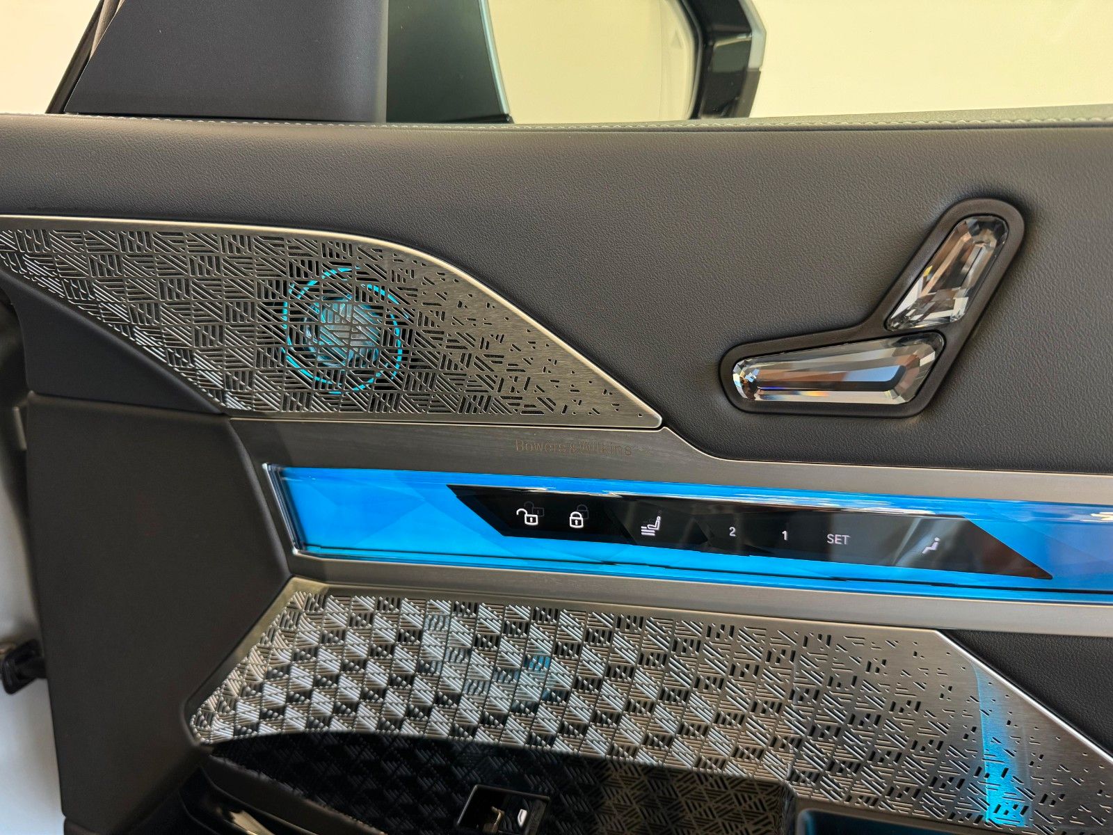 Fahrzeugabbildung BMW 740d xDrive M Sport ACC,HUD,SKYL,B&W,LUFT,AHK,TV