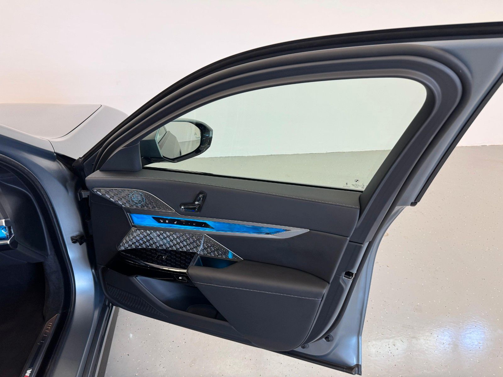 Fahrzeugabbildung BMW 740d xDrive M Sport ACC,HUD,SKYL,B&W,LUFT,AHK,TV