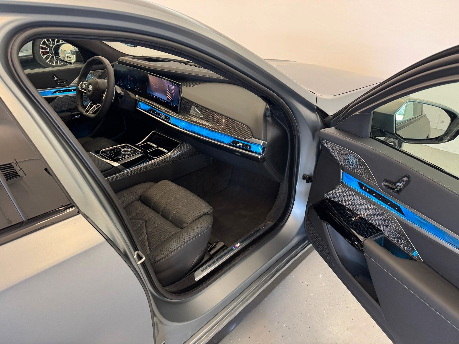Fahrzeugabbildung BMW 740d xDrive M Sport ACC,HUD,SKYL,B&W,LUFT,AHK,TV