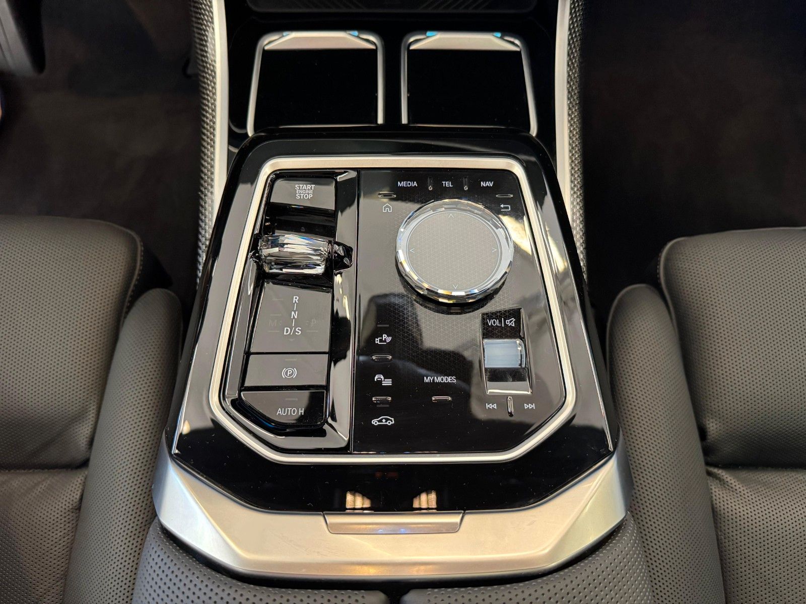Fahrzeugabbildung BMW 740d xDrive M Sport ACC,HUD,SKYL,B&W,LUFT,AHK,TV