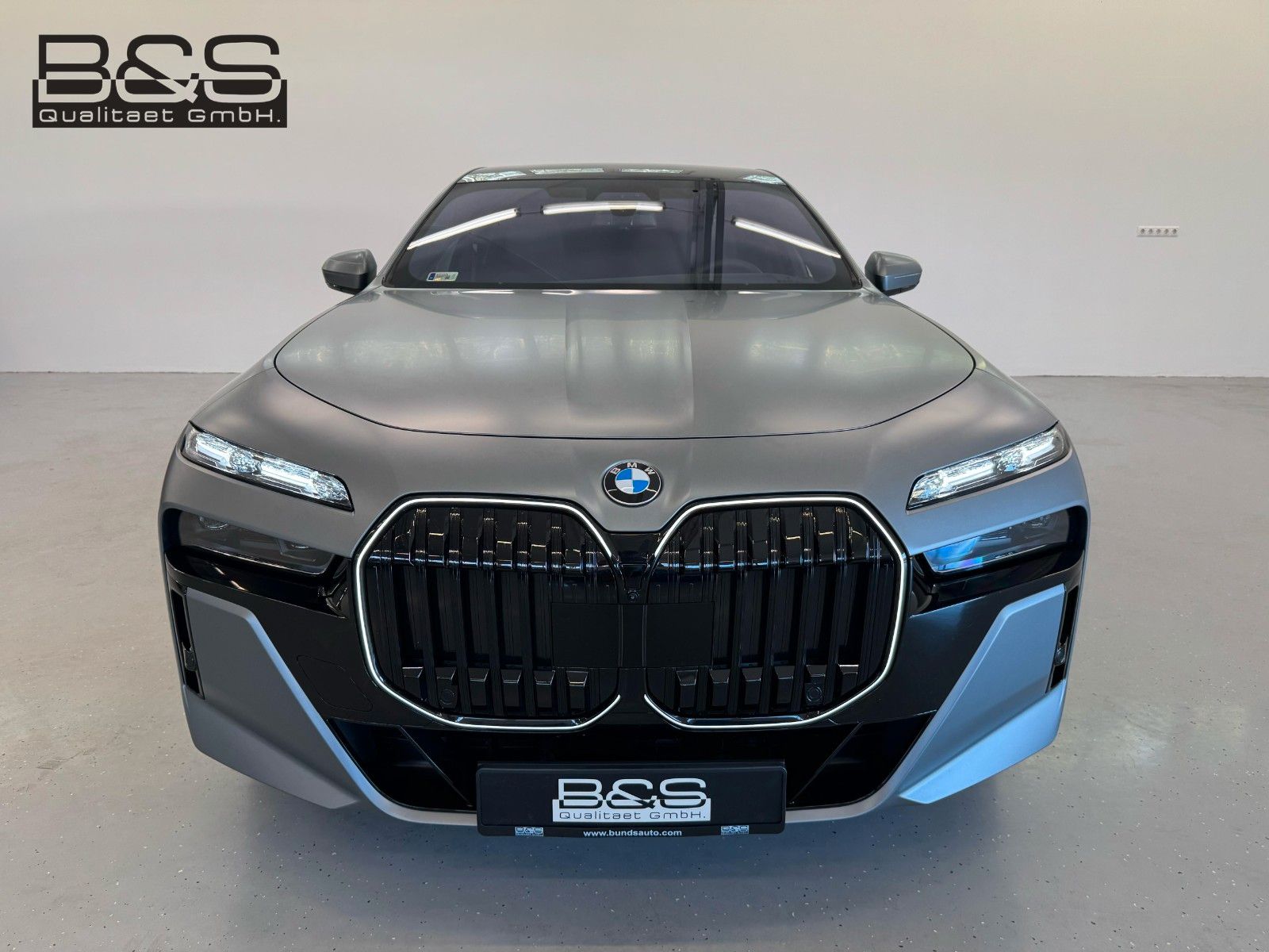 Fahrzeugabbildung BMW 740d xDrive M Sport ACC,HUD,SKYL,B&W,LUFT,AHK,TV