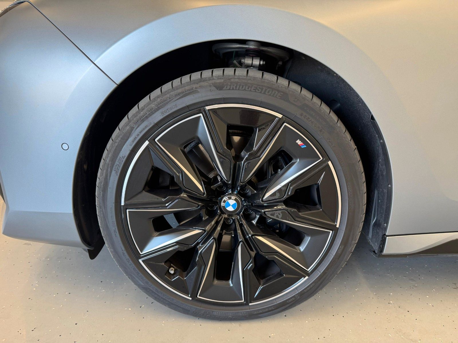 Fahrzeugabbildung BMW 740d xDrive M Sport ACC,HUD,SKYL,B&W,LUFT,AHK,TV