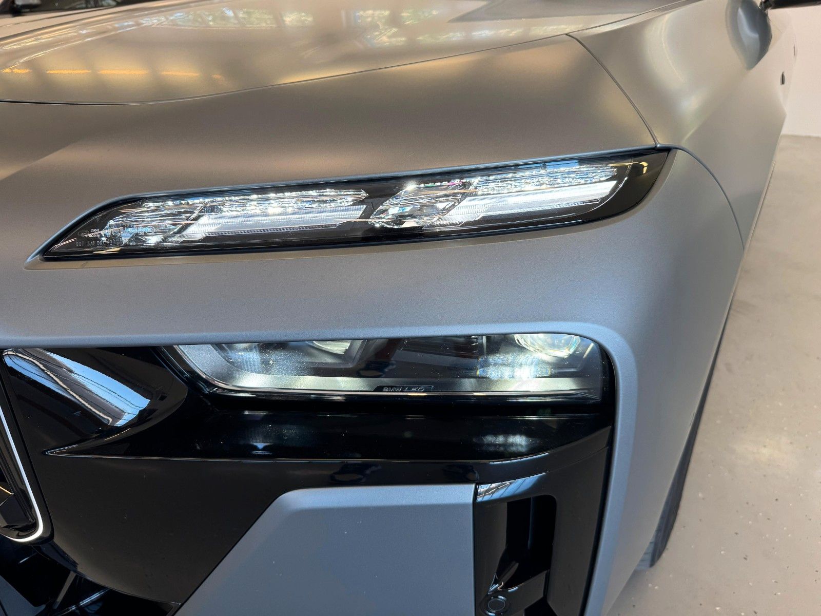 Fahrzeugabbildung BMW 740d xDrive M Sport ACC,HUD,SKYL,B&W,LUFT,AHK,TV