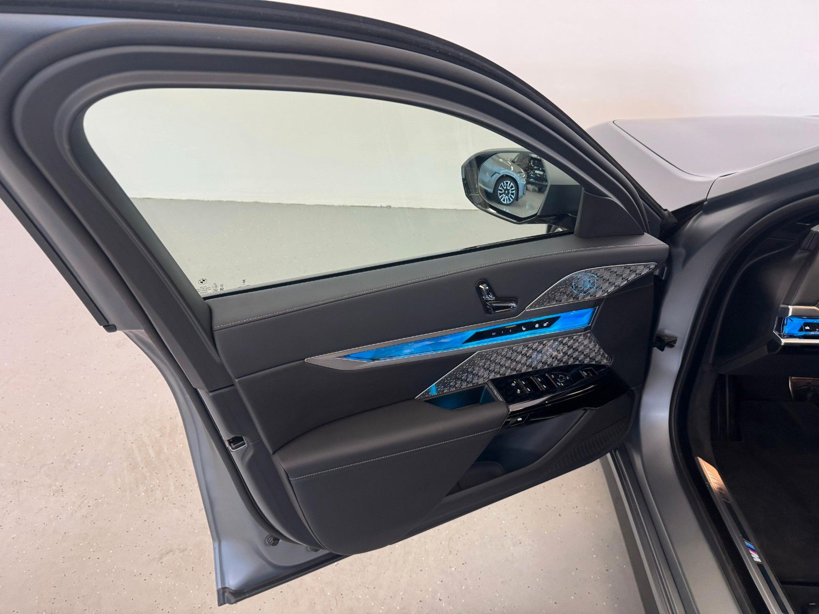 Fahrzeugabbildung BMW 740d xDrive M Sport ACC,HUD,SKYL,B&W,LUFT,AHK,TV