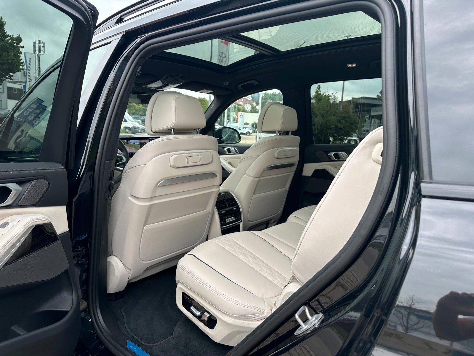 Fahrzeugabbildung BMW X7 xDrive 40d MSport ACC,HUD,SKYL,HARMAN,LUFT...