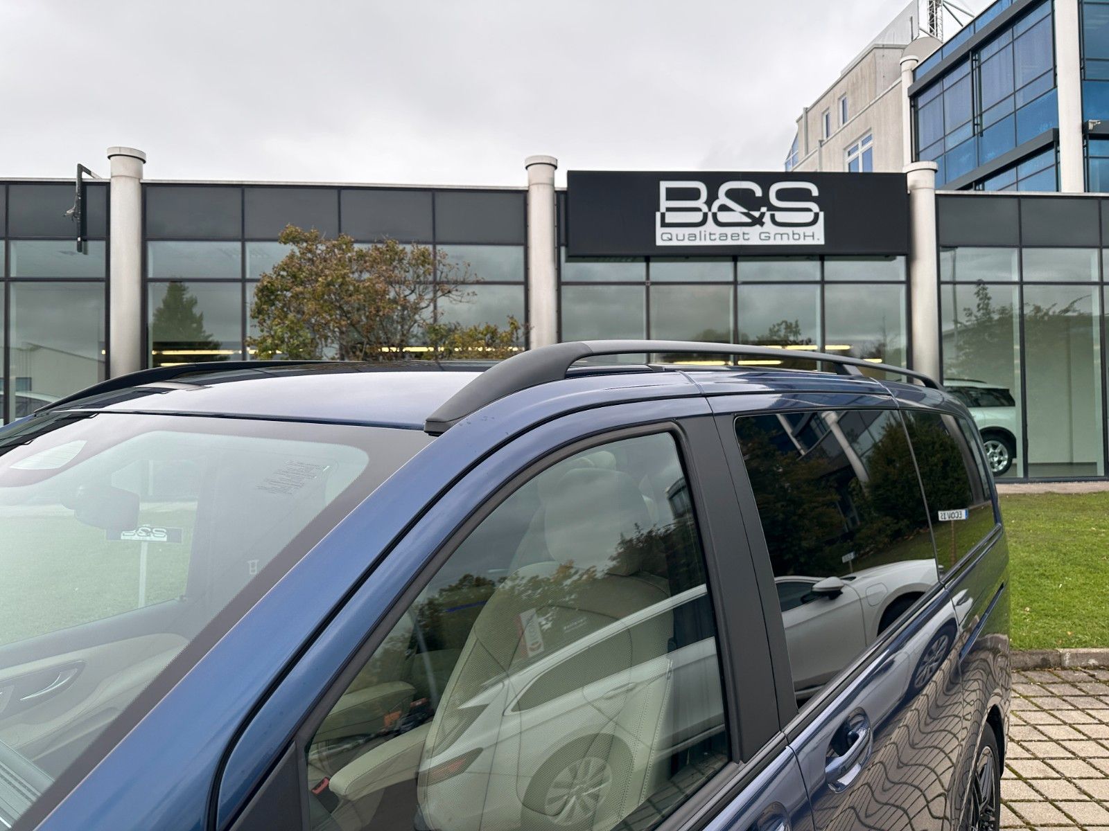 Fahrzeugabbildung Mercedes-Benz V300d 4MATIC EXCLUSIVE lang DISTR,BURM,PANO,AHK.