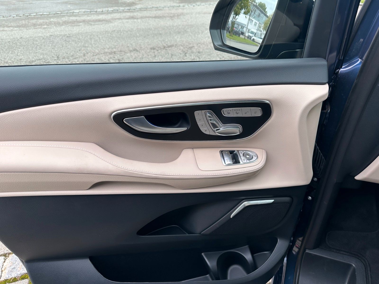 Fahrzeugabbildung Mercedes-Benz V300d 4MATIC EXCLUSIVE lang DISTR,BURM,PANO,AHK.