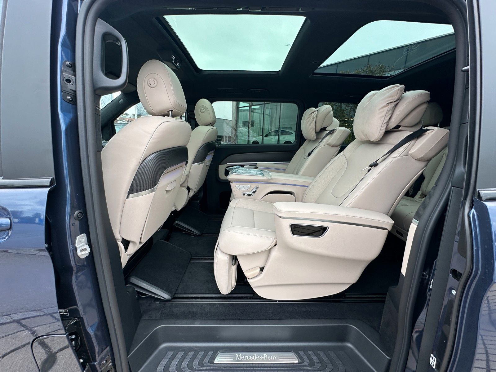 Fahrzeugabbildung Mercedes-Benz V300d 4MATIC EXCLUSIVE lang DISTR,BURM,PANO,AHK.