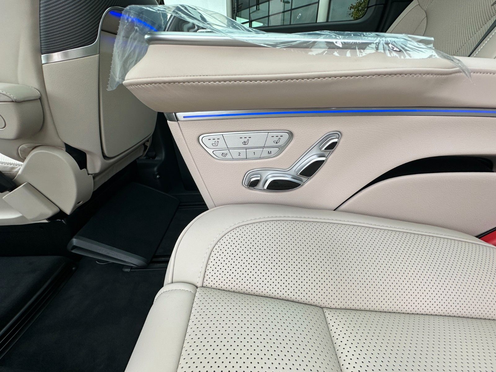 Fahrzeugabbildung Mercedes-Benz V300d 4MATIC EXCLUSIVE lang DISTR,BURM,PANO,AHK.