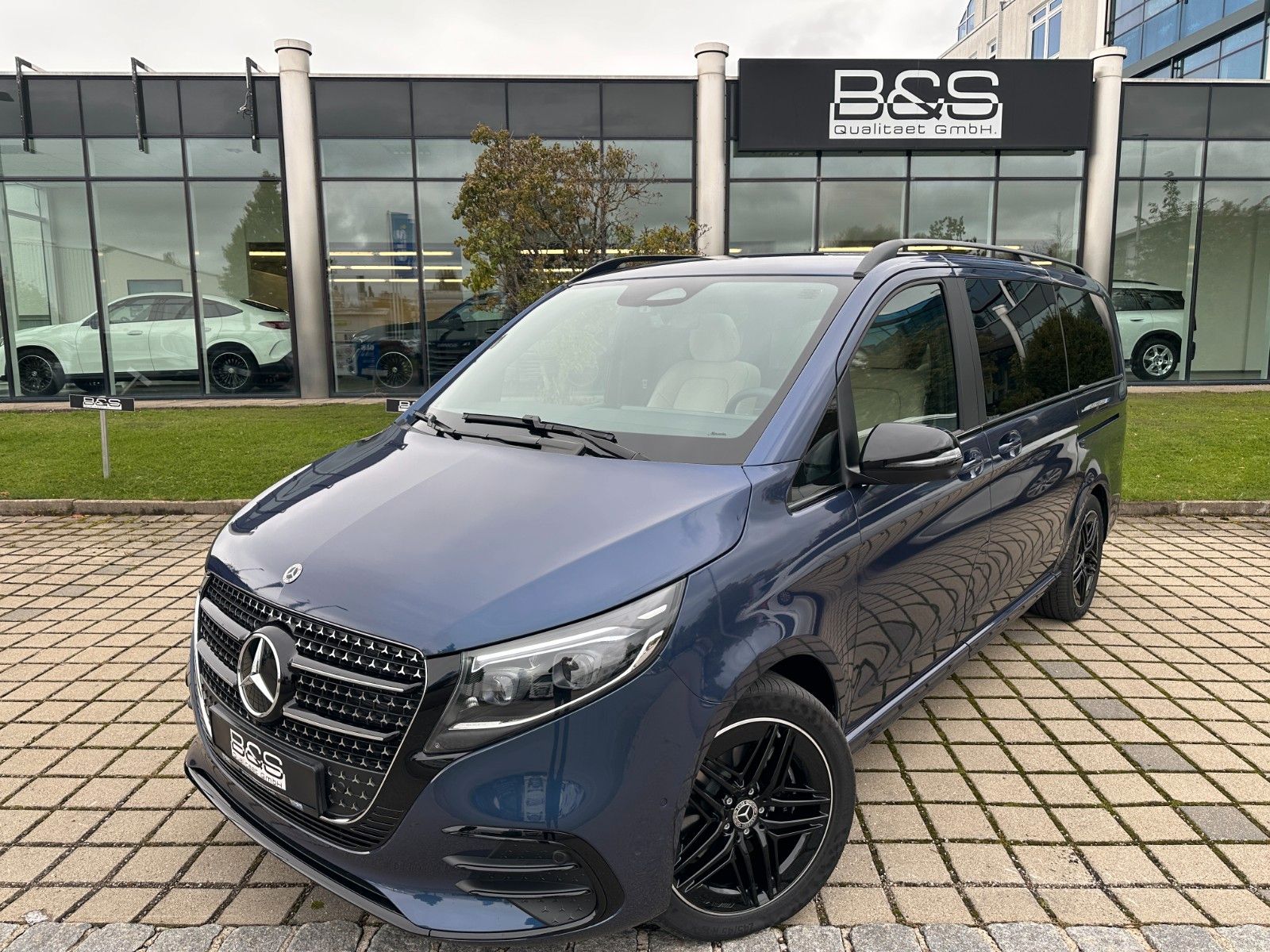 Fahrzeugabbildung Mercedes-Benz V300d 4MATIC EXCLUSIVE lang DISTR,BURM,PANO,AHK.