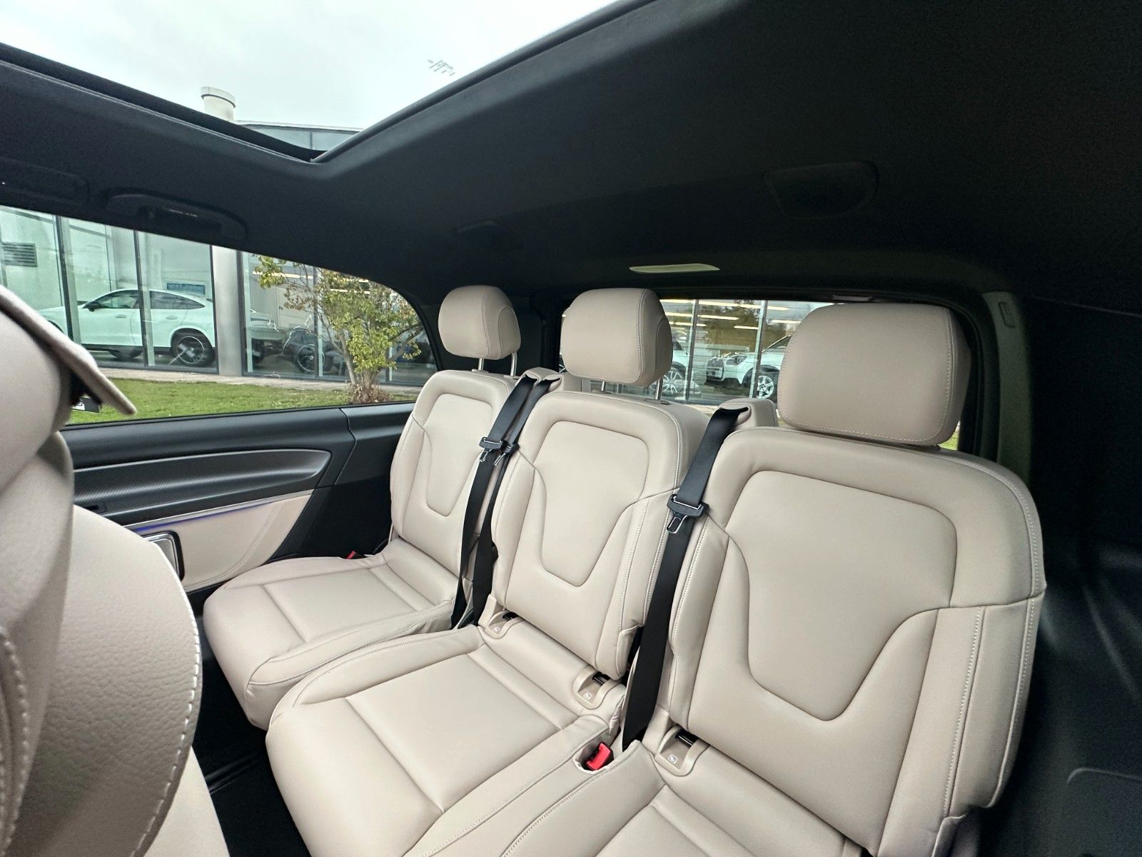 Fahrzeugabbildung Mercedes-Benz V300d 4MATIC EXCLUSIVE lang DISTR,BURM,PANO,AHK.