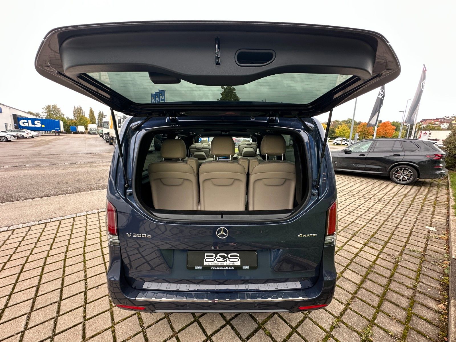 Fahrzeugabbildung Mercedes-Benz V300d 4MATIC EXCLUSIVE lang DISTR,BURM,PANO,AHK.