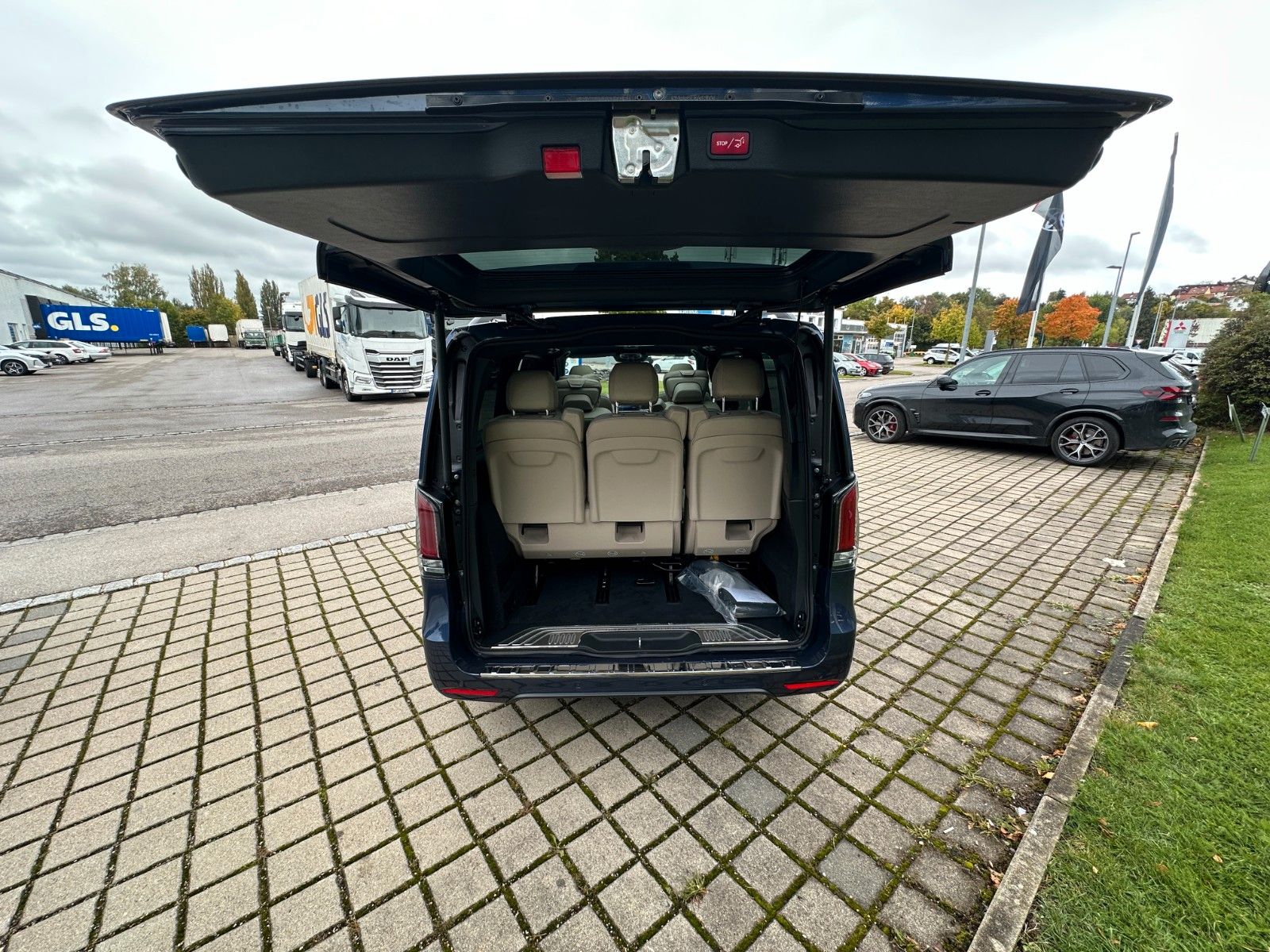 Fahrzeugabbildung Mercedes-Benz V300d 4MATIC EXCLUSIVE lang DISTR,BURM,PANO,AHK.